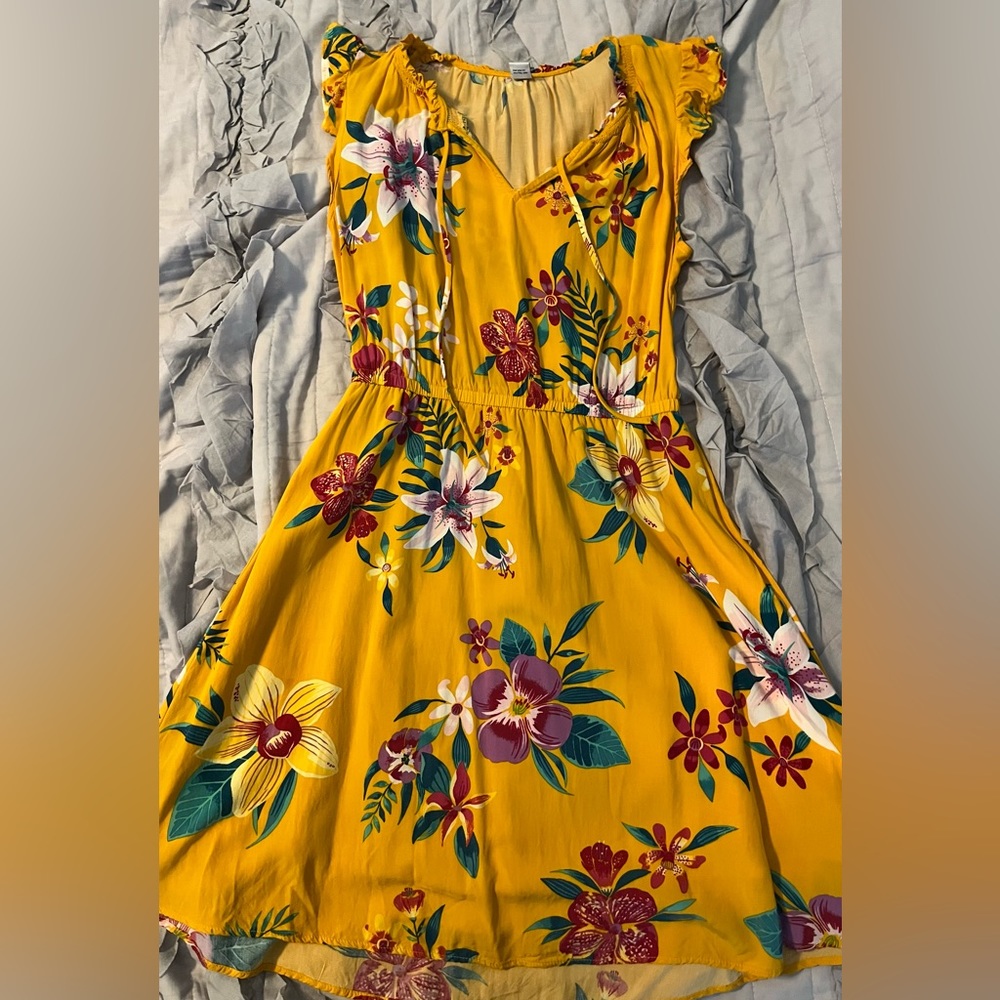 Old Navy yellow summer dress w florals. Size small.